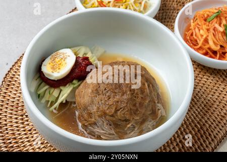 Nourriture coréenne, jokbal, médecine orientale, porc, porc bouilli, légumes froids, maeyang, plateau, nouilles, mini, crêpe à l'oignon vert, crêpe aux haricots mungo, rouge Banque D'Images