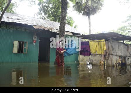 Dhaka. 1er septembre 2024. Une femme sèche des vêtements dans les eaux de crue à Noakhali, Bangladesh, 31 août 2024. Les inondations dévastatrices de plusieurs semaines au Bangladesh ont tué au moins 59 personnes, selon le National Disaster Response coordination Center (NDRCC) du ministère de la gestion des catastrophes et des secours. Crédit : Xinhua/Alamy Live News Banque D'Images