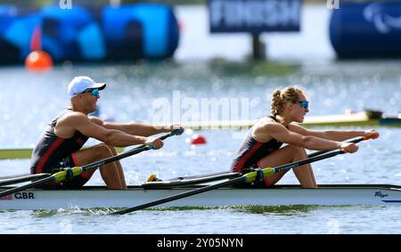 Les britanniques Samuel Murray et Annabel Caddick en route vers la médaille d'argent lors de la finale A Du PR3 Mixed double Sculls au stade de Vaires-sur-Marne, le quatrième jour des Jeux paralympiques d'été de Paris 2024. Date de la photo : dimanche 1er septembre 2024. Banque D'Images