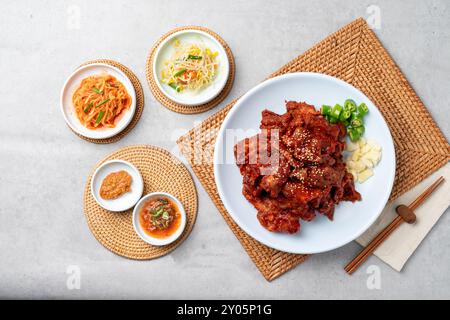 Nourriture coréenne, jokbal, médecine orientale, porc, porc bouilli, légumes froids, maeyang, plateau, nouilles, mini, crêpe à l'oignon vert, crêpe aux haricots mungo, rouge Banque D'Images