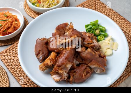 Nourriture coréenne, jokbal, médecine orientale, porc, porc bouilli, légumes froids, maeyang, plateau, nouilles, mini, crêpe à l'oignon vert, crêpe aux haricots mungo, rouge Banque D'Images