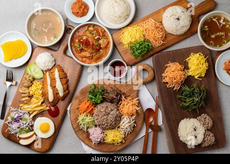 Jeune été radis kimchi bibimbap, bibimbap, chwinamul, radis verts, porc braisé et kimchi, kimchi cuit à la vapeur, plats d'accompagnement, cuisine coréenne, végétarien Banque D'Images