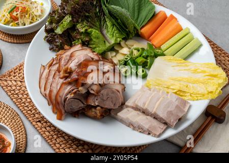 Nourriture coréenne, jokbal, médecine orientale, porc, porc bouilli, légumes froids, maeyang, plateau, nouilles, mini, crêpe à l'oignon vert, crêpe aux haricots mungo, rouge Banque D'Images