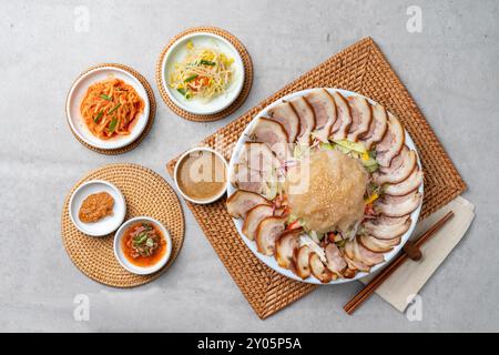 Nourriture coréenne, jokbal, médecine orientale, porc, porc bouilli, légumes froids, maeyang, plateau, nouilles, mini, crêpe à l'oignon vert, crêpe aux haricots mungo, rouge Banque D'Images