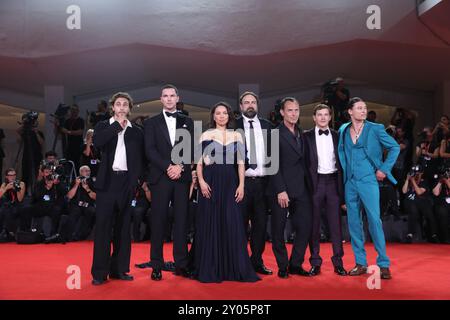 Venise, Italie. 31 août 2024. Les principaux acteurs du film 'The Order' posent pour une photo de groupe sur le tapis rouge du 81e Festival du film de Venise à Venise, Italie, le 31 août 2024. Crédit : Li Jing/Xinhua/Alamy Live News Banque D'Images