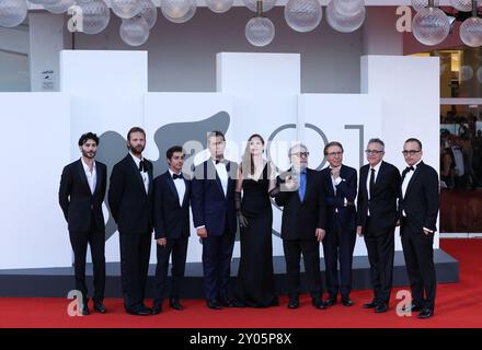 Venise, Italie. 31 août 2024. Les principaux acteurs du film 'Battleground' posent pour une photo de groupe sur le tapis rouge du 81e Festival du film de Venise à Venise, Italie, le 31 août 2024. Crédit : Li Jing/Xinhua/Alamy Live News Banque D'Images