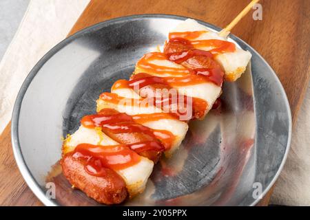 Soondae, nourriture coréenne, casse-croûte, gâteau de riz épicé, gâteau de riz frit, citrouille douce, légumes, crevettes roulées aux algues, calmars, patate douce, sotteok, poisson Banque D'Images