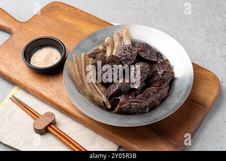 Soondae, nourriture coréenne, casse-croûte, gâteau de riz épicé, gâteau de riz frit, citrouille douce, légumes, crevettes roulées aux algues, calmars, patate douce, sotteok, poisson Banque D'Images