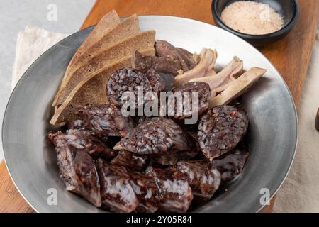 Soondae, nourriture coréenne, casse-croûte, gâteau de riz épicé, gâteau de riz frit, citrouille douce, légumes, crevettes roulées aux algues, calmars, patate douce, sotteok, poisson Banque D'Images
