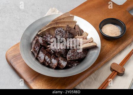Soondae, nourriture coréenne, casse-croûte, gâteau de riz épicé, gâteau de riz frit, citrouille douce, légumes, crevettes roulées aux algues, calmars, patate douce, sotteok, poisson Banque D'Images