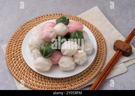 Nourriture coréenne, nourriture traditionnelle, gâteau de riz, gâteau de riz coréen, gâteau de riz kkojishiru à la citrouille, tarte sucrée à la citrouille, ramie songpyeon, songpyeon, tranche, vent r Banque D'Images