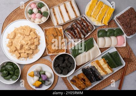 Nourriture coréenne, nourriture traditionnelle, gâteau de riz, gâteau de riz coréen, gâteau de riz kkojishiru à la citrouille, tarte sucrée à la citrouille, ramie songpyeon, songpyeon, tranche, vent r Banque D'Images