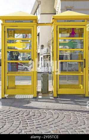 Cabine téléphonique jaune sur l'île Anglo-Normande de Jersey (Royaume-Uni) Banque D'Images