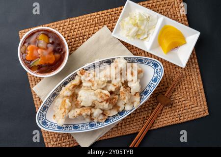 Nourriture chinoise, nourriture chinoise, nouilles à la sauce aux haricots noirs avec viande hachée, champignon de bœuf, porc aigre-doux, crevettes chinoises, crevettes, frites, porc Banque D'Images