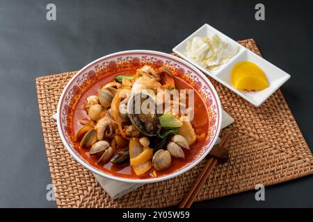 Nourriture chinoise, nourriture chinoise, nouilles à la sauce aux haricots noirs avec viande hachée, champignon de bœuf, porc aigre-doux, crevettes chinoises, crevettes, frites, porc Banque D'Images