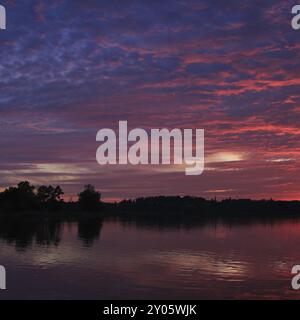 Coucher de soleil rose au lac Pfaffikon. Vue depuis Auslikon, Suisse, Europe Banque D'Images