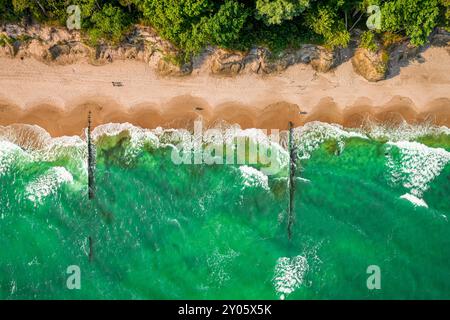 Vagues vertes sur la mer de Batlic. Vacances au bord de la mer. Vue aérienne de la mer en Pologne, Europe Banque D'Images