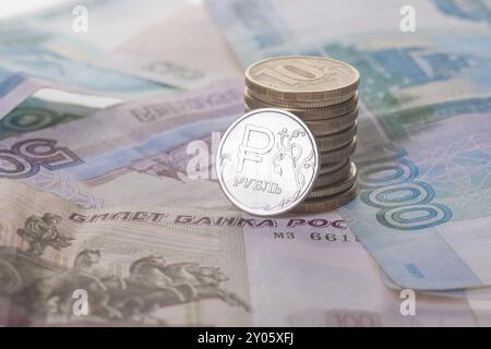 Nouvelles pièces et billets de banque en rouble russe. Gros plan Banque D'Images