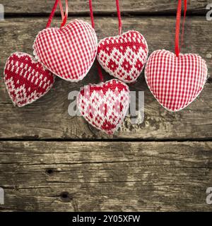 Coeurs sur fond en bois. Concept de la Saint-Valentin Banque D'Images