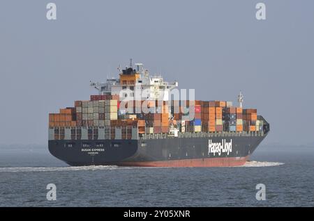 Container Busan Express, OMI N° 9252577 approchant de Cuxhaven Banque D'Images