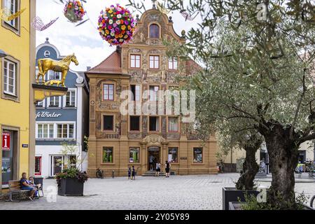 Vue sur la ville d'Ellwangen, maison Zimmerle avec magnifique peinture de façade. Aujourd'hui la pharmacie Adler, anciennement une auberge post. Sculpture d'un cheval d'or. Ellwa Banque D'Images