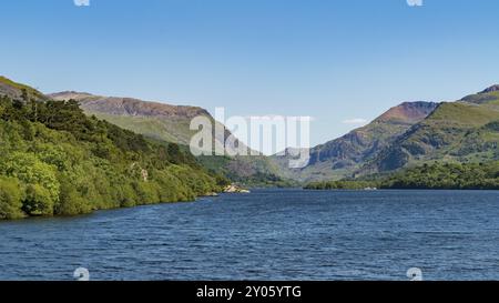 Vue sur Llyn Padarn près de Llanberis, vu de Brynrefail, Gwynedd, Pays de Galles, Royaume-Uni Banque D'Images