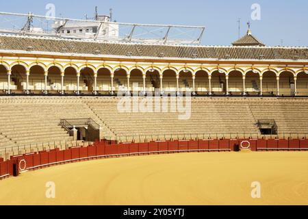 Plaza de toros de la Real Maestranza de Caballeria de Sevilla ou simplement Plaza de Toros de Séville est la plus ancienne arène d'Espagne. Il a été construit en STO Banque D'Images