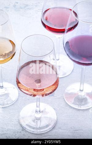 Verres à vin lors d'une dégustation. Vin rose, rouge et blanc, boissons sur une table en pierre. Un assortiment de vins de nombreuses couleurs différentes Banque D'Images