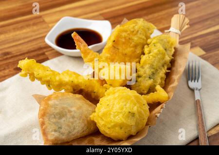 Snack, cuisine coréenne, tteokbokki, sundae, aliments frits, gâteau de poisson, brochettes de gâteau de poisson, brochettes, foie de porc, œufs frits, calmars frit, rouleau d'algues, foo Banque D'Images