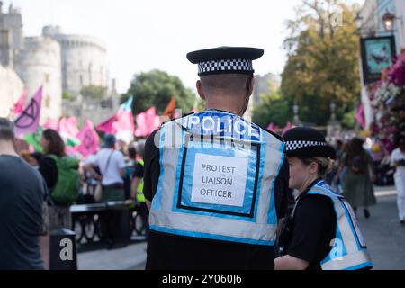 Windsor, Royaume-Uni. 1er septembre 2024. Des centaines de manifestants contre le changement climatique extinction Rebellion étaient à Windsor, Berkshire, ce matin, dans le cadre de leur week-end de protestation de trois jours pour améliorer la démocratie à Windsor. Ils ont marché de leur camp à Home Park à travers les rues jusqu'au château de Windsor où ils ont organisé un rassemblement et des activités de sensibilisation aux visiteurs. Les forces policières et la police à cheval de Thames Valley étaient en attente à l'extérieur du château de Windsor. Crédit : Maureen McLean/Alamy Live News Banque D'Images