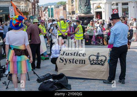 Windsor, Royaume-Uni. 1er septembre 2024. Des centaines de manifestants contre le changement climatique extinction Rebellion étaient à Windsor, Berkshire, ce matin, dans le cadre de leur week-end de protestation de trois jours pour améliorer la démocratie à Windsor. Ils ont marché de leur camp à Home Park à travers les rues jusqu'au château de Windsor où ils ont organisé un rassemblement et des activités de sensibilisation aux visiteurs. Les forces policières et la police à cheval de Thames Valley étaient en attente à l'extérieur du château de Windsor. Crédit : Maureen McLean/Alamy Live News Banque D'Images