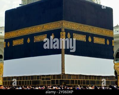 La Mecque, Arabie Saoudite, 12 juin 2024 : la Sainte Kaaba en Ihram Kiswa ou vêtement, un tissu blanc symbolisant l'Ihram est mis sur le bâtiment Kabah en pilg Banque D'Images