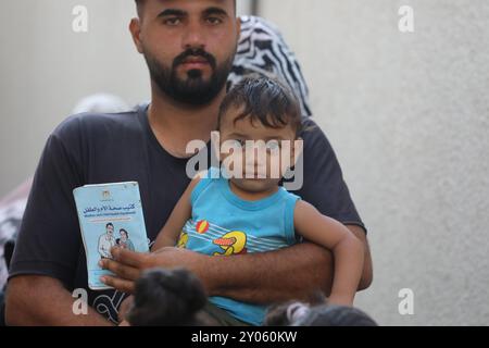 Les enfants sont vaccinés dans le cadre de la campagne de vaccination contre la poliomyélite couvrant plus de 640 000 enfants de moins de 10 ans les enfants sont vaccinés dans le cadre de la campagne de vaccination contre la poliomyélite couvrant plus de 640 000 enfants de moins de 10 ans, dans le camp de réfugiés de Nuseirat, dans la bande de Gaza, le 1er septembre 2024. La campagne de vaccination est menée par le Ministère palestinien de la santé en collaboration avec l'Organisation mondiale DE la santé, l'OMS, le Fonds des Nations Unies pour l'enfance, l'UNICEF et l'Office de secours et de travaux des Nations Unies pour les réfugiés de Palestine dans toutes les régions de Gaza. Photo de Omar Ashtawy Banque D'Images