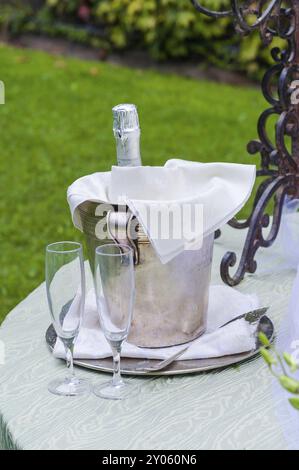 Tige deux verres et une bouteille de mousseux pour un toast lors d'un mariage Banque D'Images