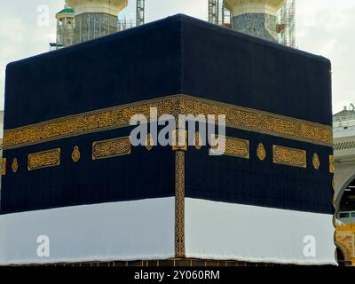 La Mecque, Arabie Saoudite, 12 juin 2024 : la Sainte Kaaba en Ihram Kiswa ou vêtement, un tissu blanc symbolisant l'Ihram est mis sur le bâtiment Kabah en pilg Banque D'Images