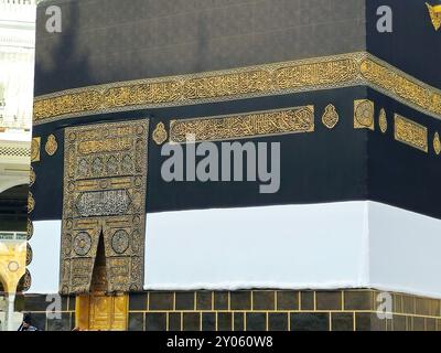 La Mecque, Arabie Saoudite, 12 juin 2024 : la Sainte Kaaba en Ihram Kiswa ou vêtement, un tissu blanc symbolisant l'Ihram est mis sur le bâtiment Kabah en pilg Banque D'Images