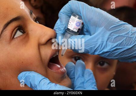 Les enfants sont vaccinés dans le cadre de la campagne de vaccination contre la poliomyélite couvrant plus de 640 000 enfants de moins de 10 ans les enfants sont vaccinés dans le cadre de la campagne de vaccination contre la poliomyélite couvrant plus de 640 000 enfants de moins de 10 ans, dans le camp de réfugiés de Nuseirat, dans la bande de Gaza, le 1er septembre 2024. La campagne de vaccination est menée par le Ministère palestinien de la santé en collaboration avec l'Organisation mondiale DE la santé, l'OMS, le Fonds des Nations Unies pour l'enfance, l'UNICEF et l'Office de secours et de travaux des Nations Unies pour les réfugiés de Palestine dans toutes les régions de Gaza. Photo de Omar Ashtawy Banque D'Images