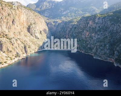 Directement dans la vue aérienne drone de la plage et l'océan de Butterfly Valley à Fethiye, Turquie, Asie Banque D'Images