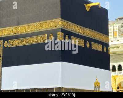 La Mecque, Arabie Saoudite, 12 juin 2024 : la Sainte Kaaba en Ihram Kiswa ou vêtement, un tissu blanc symbolisant l'Ihram est mis sur le bâtiment Kabah en pilg Banque D'Images