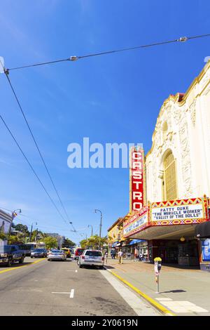 San Francisco, États-Unis, 10 mai 2016 : coeur du quartier Castro sur Castro Street et théâtre avec des magasins à proximité sur une journée d'été ensoleillée, ciel bleu dans le t Banque D'Images