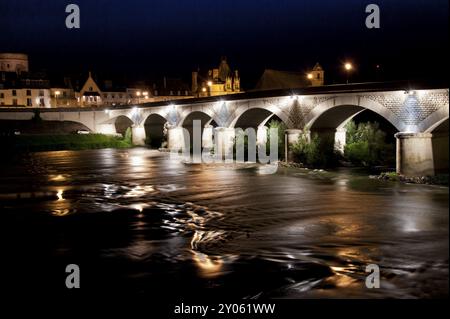 Pont sur la Loire dans le village d'Amboise Banque D'Images