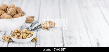 Les noix (amandes) sur une vieille table en bois comme détaillé close-up shot (selective focus) Banque D'Images