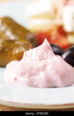 Taramas grecs et feuilles de vigne farcies avec salade Banque D'Images