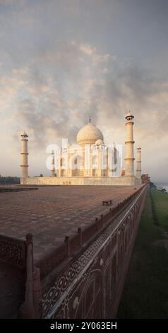 Base de grès rouge de l'arrière du Taj Mahal se détache de la rive de la Rivière Jamuna au lever du soleil à Agra, en Inde. Fiery Red sky copy space Banque D'Images