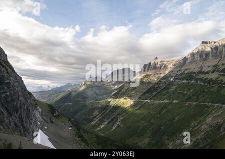 La Going to the Sun Road longe le Garden Wall dans le Glacier National Park dans le Montana USA Banque D'Images