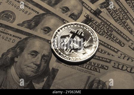 Une centaine de dollars sur Bitcoin factures. Libre, macro shot Banque D'Images