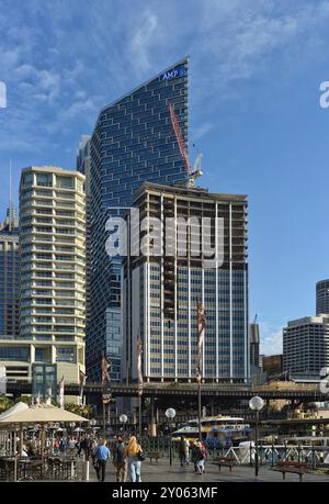 AMP at Circular Quay, le nouveau bâtiment Quay Quarter Tower, dominant le quartier général incurvé de 1962 en bord de mer, montré dans un état partiellement rénové Banque D'Images