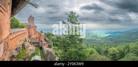 Orschwiller, France - 04 août 2024 : Château du Haut -Koenigsbourg, forteresse médiévale en Alsace, près de Strasbourg. Banque D'Images