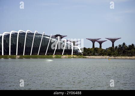 Architecture moderne dans les jardins de la baie, l'un des principaux sites touristiques de Singapour Banque D'Images