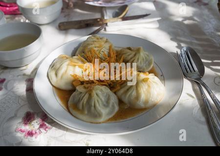 Cuisine traditionnelle d'Asie centrale appelée Manti, ici au Kirghizistan Banque D'Images